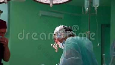 外科医生和外科团队在医院手术室对乳房进行<strong>整容</strong>手术。 乳房